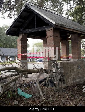 Gainesville, Florida, Stati Uniti. 11 NOV 2022. Una tempesta e fulmini danneggiato fermata dell'autobus pubblico dopo Tropical Storm Nicole. Credit: Bill Ragan/Alamy Live News Foto Stock