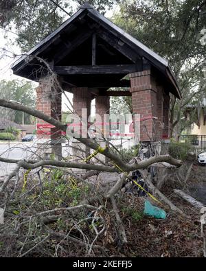 Gainesville, Florida, Stati Uniti. 11 NOV 2022. Una tempesta e fulmini danneggiato fermata dell'autobus pubblico dopo Tropical Storm Nicole. Credit: Bill Ragan/Alamy Live News Foto Stock