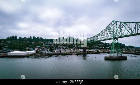 Lo storico ponte verde Astoria-Megler sull'acqua dell'Oregon Foto Stock