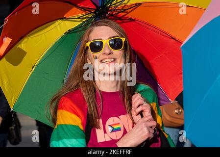 Queen Victoria Street, Londra, Regno Unito. 12 novembre 2022. Lo spettacolo del Lord Mayor ha più di 800 anni e in tempi moderni è composto da migliaia di partecipanti. Partecipante al Pride Network femminile con colori arcobaleno Foto Stock