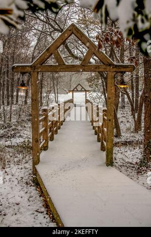 ponte e sentiero in nevicate Foto Stock