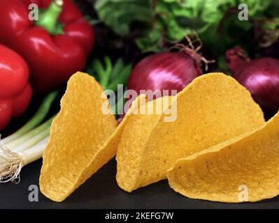 involtini di manzo crudi con sale e peperone su tavola di ardesia nera, cibo tradizionale tedesco Foto Stock