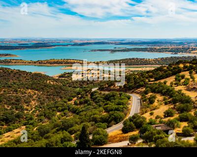 Impressionante vista del lago Alqueva, bassin artificiale che colpisce il fiume Guadiana, al confine con i distretti di Beja ed Evora nel sud di Portuga Foto Stock