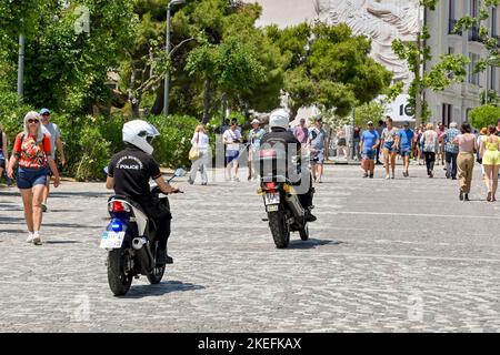 Atene, Grecia - 2022 maggio: Poliziotti di pattuglia su moto nella zona turistica di Atene vicino all'Acropoli Foto Stock