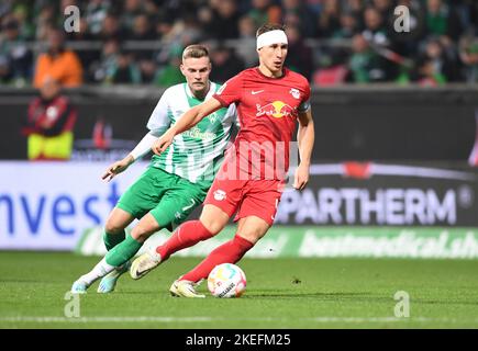 Brema, Germania. 12th Nov 2022. Calcio, Bundesliga, Giornata 15, Werder Bremen - RB Leipzig, wohninvest Weserstadion: Willi Orban di Lipsia (r) combatte Marvin Ducksch di Werder per la palla. Credit: Carmen Jaspersen/dpa - NOTA IMPORTANTE: In conformità ai requisiti della DFL Deutsche Fußball Liga e del DFB Deutscher Fußball-Bund, è vietato utilizzare o utilizzare fotografie scattate nello stadio e/o della partita sotto forma di sequenze di immagini e/o serie di foto simili a video./dpa/Alamy Live News Foto Stock