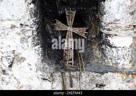 Croce cristiana in legno in una piccola forma vicino alla chiesa della Trinità di Gergeti a kazbegi, georgia Foto Stock