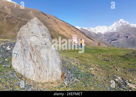 SNO Village 'Giant Stone Heads sculture realizzate dall'artista Merab Piranishvili, Kazbegi, Georgia Foto Stock