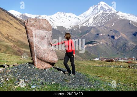 SNO Village 'Giant Stone Heads sculture realizzate dall'artista Merab Piranishvili, Kazbegi, Georgia Foto Stock