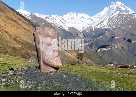 SNO Village 'Giant Stone Heads sculture realizzate dall'artista Merab Piranishvili, Kazbegi, Georgia Foto Stock