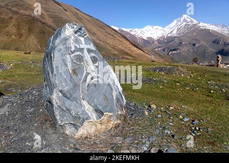 SNO Village 'Giant Stone Heads sculture realizzate dall'artista Merab Piranishvili, Kazbegi, Georgia Foto Stock