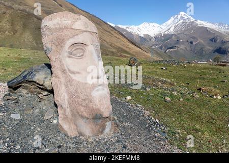 SNO Village 'Giant Stone Heads sculture realizzate dall'artista Merab Piranishvili, Kazbegi, Georgia Foto Stock