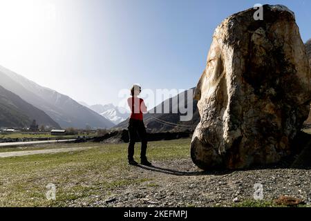 SNO Village 'Giant Stone Heads sculture realizzate dall'artista Merab Piranishvili, Kazbegi, Georgia Foto Stock