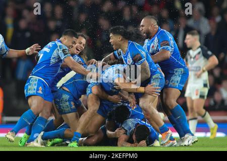 Londra, Regno Unito. 12th Nov 2022. Emirates Stadium, Londra, 12th novembre 2022. Inghilterra Rugby League vs Samoa Rugby League nella Coppa del mondo di Rugby League 2021 semi-finale Samoa Rugby League celebra la vittoria di 27-26 su Inghilterra Rugby League Credit: Touchlinepics/Alamy Live News Foto Stock