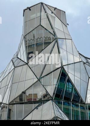 Sede del Dipartimento della Salute del Governo Basco a Bilbao, Spagna. Conosciuto come l'edificio delle cento facce. Foto Stock