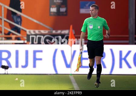 VOLENDAM, PAESI BASSI - 12 NOVEMBRE: Assistente Referee Charles Schaap durante la partita olandese di Eredivie tra FC Volendam e FC Utrecht allo stadio di Kras il 12 novembre 2022 a Volendam, Paesi Bassi (Foto di Jeroen Meuwsen/Orange Pictures) Foto Stock