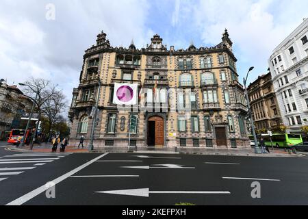 Bilbao, Spagna - 26 novembre 2021: Plaza de Federico Moyua o Piazza ellittica nel centro della città, con aiuole in stile inglese e francese, moderno acciaio l Foto Stock