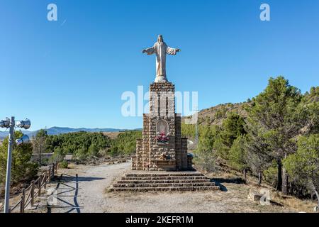 Sanguesa, Spagna - 10 novembre 2022: Nel 1945 il Sacro cuore di Gesù fu consacrato a Sanguesa. Opera scultore Jose Larrea Echeniz, base di 8 m. da Foto Stock