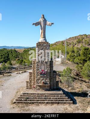 Sanguesa, Spagna - 10 novembre 2022: Nel 1945 il Sacro cuore di Gesù fu consacrato a Sanguesa. Opera scultore Jose Larrea Echeniz, base di 8 m. da Foto Stock