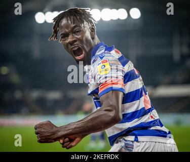 Amadou Mbengue #27 di Reading festeggia davanti ai fan di Hull City durante la partita del campionato Sky Bet Hull City vs Reading allo stadio MKM di Hull, Regno Unito, 12th novembre 2022 (Foto di James Heaton/News Images) Foto Stock