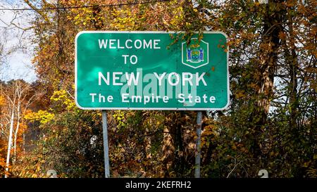 NEW CANAAN, CT, USA - 11 NOVEMBRE 2021: Benvenuto a New York, il segno di stato dell'Impero sulla linea di confine tra Connecticut e New York Foto Stock