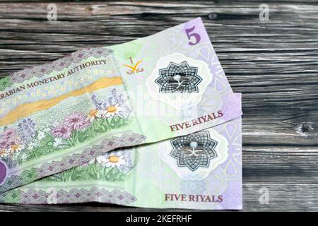 Retro del nuovo polimero 5 SAR cinque Arabia Saudita riyals cash money banconote serie 1441 AH 2020 presenta un campo di fiori, selettivo foc Foto Stock