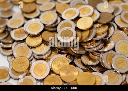 Grande quantità di monete egiziane, mucchi di 1 EGP LE una libbra egiziana e mezzo una libbra 50 cinquanta piasters, pile di sfondo di valuta egiziana, economia Foto Stock