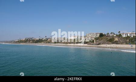 Spiaggia come visto dal molo di San Clemente nella contea di Orange, California, Stati Uniti Foto Stock