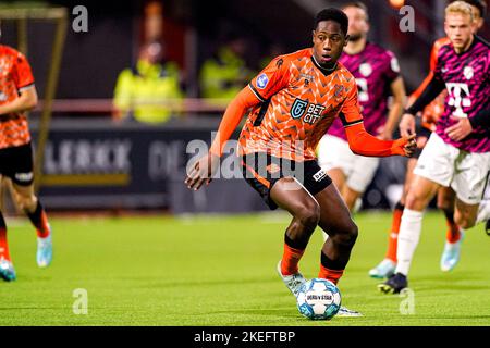 VOLENDAM, PAESI BASSI - 12 NOVEMBRE: Lequincio Zeefuik del FC Volendam durante la partita olandese di Eredivie tra FC Volendam e FC Utrecht allo stadio di Kras il 12 novembre 2022 a Volendam, Paesi Bassi (Foto di Jeroen Meuwsen/Orange Pictures) Foto Stock