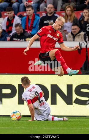 Leverkusen, Germania. 12th Nov 2022. Calcio: Bundesliga, Bayer 04 Leverkusen - VfB Stuttgart, giorno 15, BayArena: Waldemar Anton (l) di Stoccarda e Mitchel Bakker di Leverkusen combattono per la palla. Credit: David Inderlied/dpa - NOTA IMPORTANTE: In conformità ai requisiti della DFL Deutsche Fußball Liga e del DFB Deutscher Fußball-Bund, è vietato utilizzare o utilizzare fotografie scattate nello stadio e/o della partita sotto forma di sequenze di immagini e/o serie di foto simili a video./dpa/Alamy Live News Foto Stock