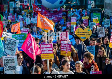 Londra, Regno Unito. 12th Nov 2022. Una marcia climatica a Trafalgar Square con vari gruppi ambientali tra cui il clima riparazioni Bloc e Defund Climate Chaos. Essi chiedono: 1) smettere di assicurare e finanziare progetti sui combustibili fossili 2) fermare il gasdotto petrolifero dell'Africa orientale (EACOP) e fermare il giacimento petrolifero di Rosebank, 3) riparazioni climatiche per le comunità di tutto il mondo. Credit: Guy Bell/Alamy Live News Foto Stock