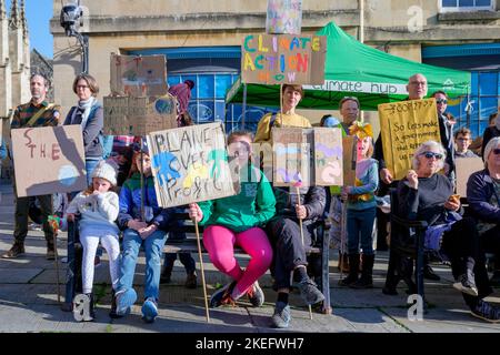 Bath, Regno Unito. 12th Nov 2022. I manifestanti sono raffigurati di fronte all'Abbazia di Bath mentre ascoltano i discorsi prima di partecipare a una marcia di protesta sul cambiamento climatico attraverso il centro di Bath. La protesta del Bath COP 27 è stata parte di una giornata di azione globale oggi, in quanto persone provenienti da tutto il mondo sono scese per le strade per spingere i leader mondiali ad agire come i loro negoziatori si incontrano in Egitto alla COP 2022 Conferenza delle Nazioni Unite sul cambiamento climatico. Credit: Lynchpics/Alamy Live News Foto Stock