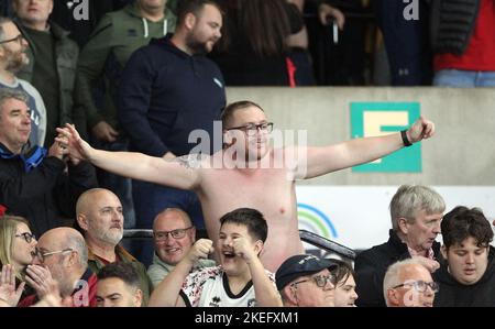 Norwich, Regno Unito. 12th Nov 2022. I fan di Middlesbrough festeggiano la vittoria durante la partita del campionato Sky Bet tra Norwich City e Middlesbrough a Carrow Road il 12th 2022 novembre a Norwich, Inghilterra. (Foto di Mick Kearns/phcimages.com) Credit: PHC Images/Alamy Live News Foto Stock