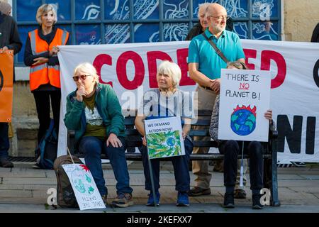 Bath, Regno Unito. 12th Nov 2022. I manifestanti sono raffigurati di fronte all'Abbazia di Bath mentre ascoltano i discorsi prima di partecipare a una marcia di protesta sul cambiamento climatico attraverso il centro di Bath. La protesta del Bath COP 27 è stata parte di una giornata di azione globale oggi, in quanto persone provenienti da tutto il mondo sono scese per le strade per spingere i leader mondiali ad agire come i loro negoziatori si incontrano in Egitto alla COP 2022 Conferenza delle Nazioni Unite sul cambiamento climatico. Credit: Lynchpics/Alamy Live News Foto Stock