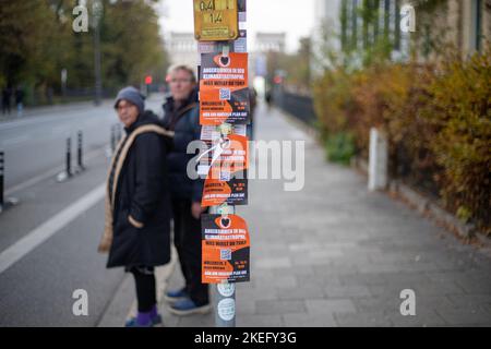 Monaco, Germania. 12th Nov 2022. Volantini della generazione di Letzte ( ultima generazione ) in sospeso il 12 novembre 2022 a Monaco di Baviera, Germania. (Foto di Alexander Pohl/Sipa USA) Credit: Sipa USA/Alamy Live News Foto Stock