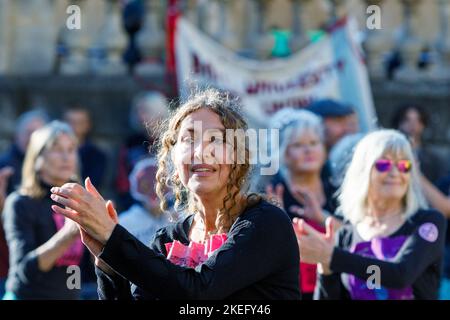 Bath, Regno Unito. 12th Nov 2022. I manifestanti sono raffigurati ballando con la canzone 'tayin' Alive' di Bee Gees mentre prendono parte a una marcia di protesta sul cambiamento climatico attraverso il centro di Bath. La protesta del Bath COP 27 è stata parte di una giornata di azione globale oggi, in quanto persone provenienti da tutto il mondo sono scese per le strade per spingere i leader mondiali ad agire come i loro negoziatori si incontrano in Egitto alla COP 2022 Conferenza delle Nazioni Unite sul cambiamento climatico. Credit: Lynchpics/Alamy Live News Foto Stock