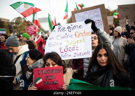 Monaco, Germania. 12th Nov 2022. Più di un migliaio di persone si sono riunite a Monaco il 12 novembre 2022 per il rally Women Life Freedom. Gli attivisti hanno manifestato contro l'amministrazione iraniana. (Foto di Alexander Pohl/Sipa USA) Credit: Sipa USA/Alamy Live News Foto Stock