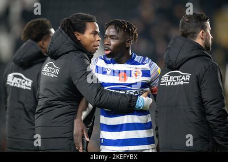 Amadou Mbengue #27 di Reading argomenta con i giocatori di Hull City dopo la partita del campionato Sky Bet Hull City vs Reading allo stadio MKM di Hull, Regno Unito, 12th novembre 2022 (Foto di James Heaton/News Images) Foto Stock
