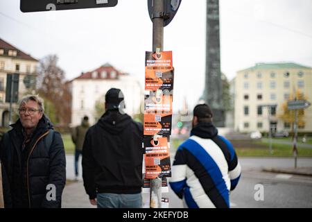 Monaco, Germania. 12th Nov 2022. Volantini della generazione di Letzte ( ultima generazione ) in sospeso il 12 novembre 2022 a Monaco di Baviera, Germania. (Foto di Alexander Pohl/Sipa USA) Credit: Sipa USA/Alamy Live News Foto Stock