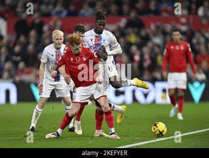 Nottingham, Nottinghamshire, Regno Unito. 12th Nov 2022. Jack Colback (Foresta di Nottingham) arriva alla palla prima di Wilfried Zaha (Palazzo di Cristallo) durante la partita della Nottingham Forest V Crystal Palace Premier League al City Ground, Nottingham, Regno Unito. Credit: MARTIN DALTON/Alamy Live News Foto Stock