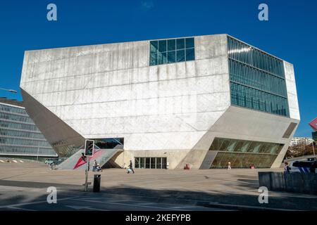 Sala concerti Casa da Música a Porto, Portogallo. È stato progettato dall'architetto REM Koolhaas e inaugurato nel 2005. Poligono della sala concerti Casa da Música Foto Stock