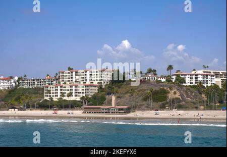 Spiaggia come visto dal molo di San Clemente nella contea di Orange, California, Stati Uniti Foto Stock