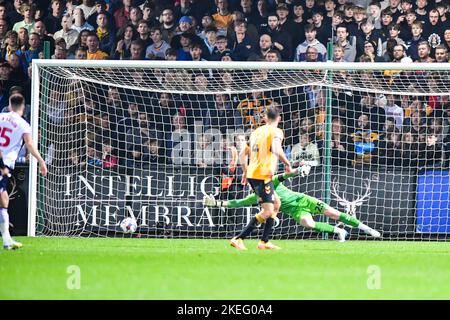 Cambridge Sabato 12th Novembre 2022. Bolton si chiude tardi nel secondo tempo durante la partita della Sky Bet League 1 tra Cambridge United e Bolton Wanderers al R Costings Abbey Stadium di Cambridge, sabato 12th novembre 2022. Credit: MI News & Sport /Alamy Live News Foto Stock