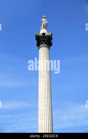 La colonna di Nelson sorge a circa 185 metri al centro di Trafalgar Square e fu eretta per celebrare la sua grande vittoria a Trafalgar su Napoleone i. Foto Stock