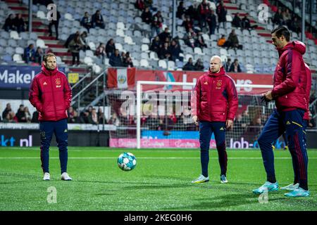 EMMEN - (lr) Daley Blind di Ajax, Davy Klaassen o Ajax durante la partita olandese di Eredivie tra il FC Emmen e Ajax a De Oude Meerdijk il 12 novembre 2022 a Emmen, Paesi Bassi, sul banco di riserva. LASKER ANP COR Foto Stock