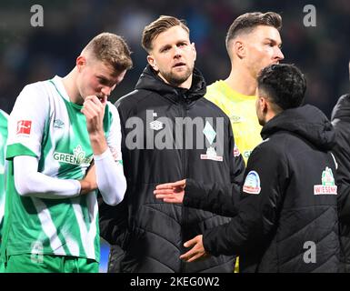 Brema, Germania. 12th Nov 2022. Calcio: Bundesliga, Werder Bremen - RB Leipzig, Giornata 15, wohninvest Weserstadion. Marvin Ducksch (l) di Werder, Niclas Füllkrug e Leonardo Bittencourt (r) parlano dopo il gioco. Credit: Carmen Jaspersen/dpa - NOTA IMPORTANTE: In conformità ai requisiti della DFL Deutsche Fußball Liga e del DFB Deutscher Fußball-Bund, è vietato utilizzare o utilizzare fotografie scattate nello stadio e/o della partita sotto forma di sequenze di immagini e/o serie di foto simili a video./dpa/Alamy Live News Foto Stock