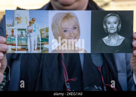 Immagine scattata durante una cerimonia funeraria di Nicole Josy Van Palm a Zemst, sabato 12 novembre 2022. La cantante belga, che formò un duo con Hugo Sigal Verbraeken, morì giovedì 3 novembre all'età di 76 anni dopo essere caduta su una scala. FOTO DI BELGA NICOLAS MAETERLINCK Foto Stock