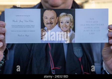 Immagine scattata durante una cerimonia funeraria di Nicole Josy Van Palm a Zemst, sabato 12 novembre 2022. La cantante belga, che formò un duo con Hugo Sigal Verbraeken, morì giovedì 3 novembre all'età di 76 anni dopo essere caduta su una scala. FOTO DI BELGA NICOLAS MAETERLINCK Foto Stock