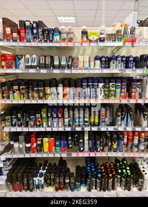 Kiel, Germania - 09. Novembre 2022: Uno scaffale supermercato con deodoranti dei marchi Nivea e Axe Foto Stock