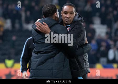 Liam Rosenior manager di Hull City Hugs Paul Ince Manager di Reading dopo la partita del campionato Sky Bet Hull City vs Reading allo stadio MKM di Hull, Regno Unito, 12th novembre 2022 (Foto di James Heaton/News Images) Foto Stock