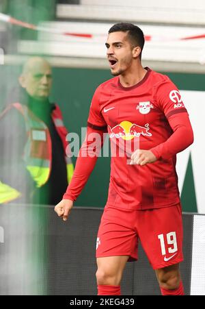 Brema, Germania. 12th Nov 2022. Soccer, Bundesliga, Matchday 15, Werder Bremen - RB Leipzig, wohninvest Weserstadion: André Silva di Lipsia celebra il suo obiettivo di realizzare 0:1. Credit: Carmen Jaspersen/dpa - NOTA IMPORTANTE: In conformità ai requisiti della DFL Deutsche Fußball Liga e del DFB Deutscher Fußball-Bund, è vietato utilizzare o utilizzare fotografie scattate nello stadio e/o della partita sotto forma di sequenze di immagini e/o serie di foto simili a video./dpa/Alamy Live News Foto Stock